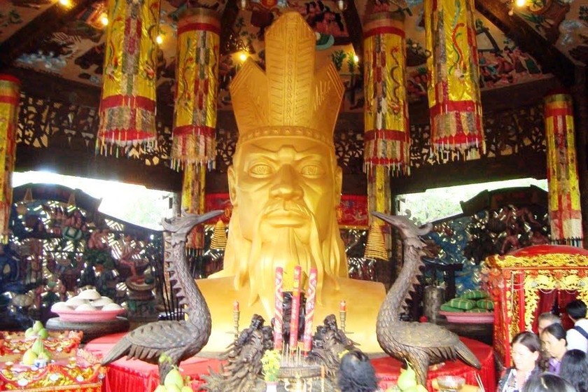 Vua Hùng được nhân dân suy tôn là Đột Ngột Cao Sơn. 