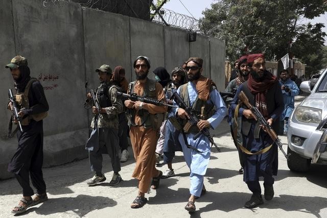 Lực lượng Taliban tuần tra trong khu phố Wazir Akbar Khan ở thành phố Kabul, Afghanistan ngày 18/8/2021. 