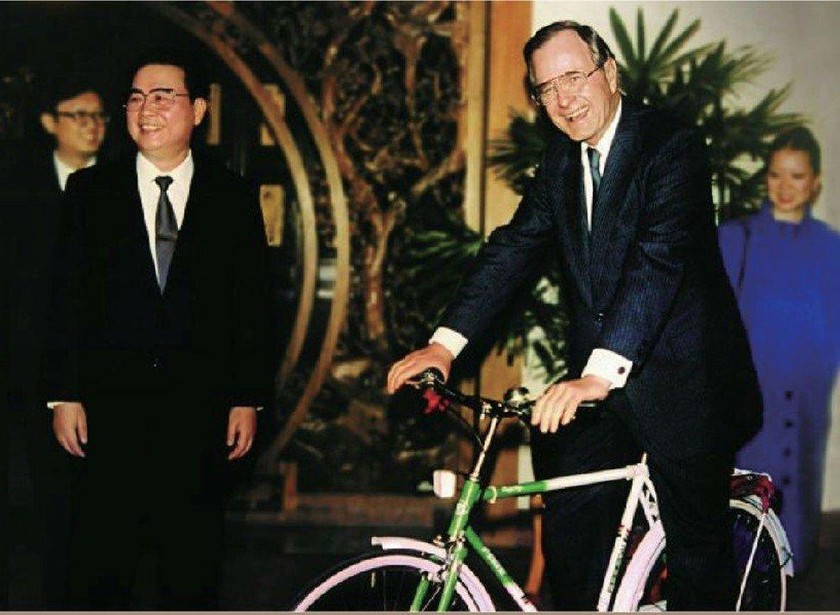 Bush quyết không để ngã xe đạp  VnExpress