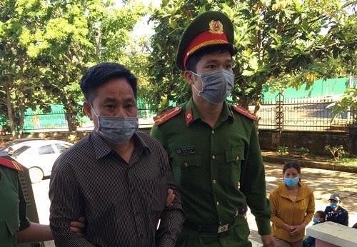 Bị cáo Đỗ Văn Minh bị dẫn giải ra tòa. 