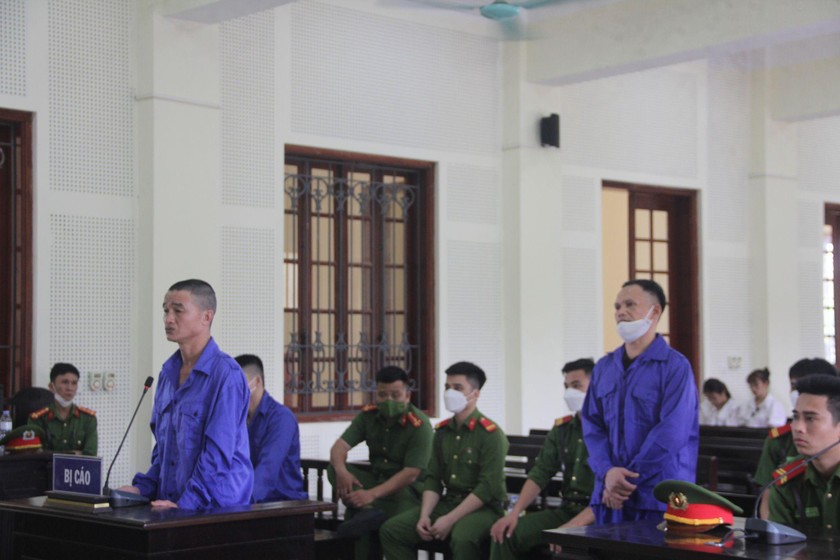 Bị cáo Hoàng Văn Trung kẻ cầm đầu trong vụ án đứng trước bục khai báo. 
