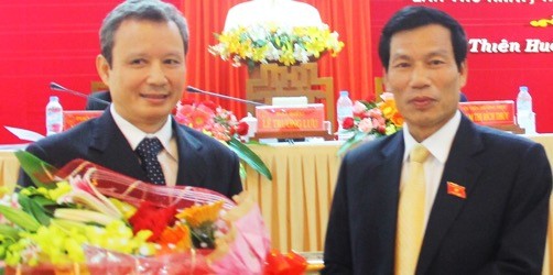 Ông Nguyễn Ngọc Thiện, nguyên Bí thư tỉnh ủy Thừa Thiên Huế tặng hoa chúc mừng ông Lê Trường Lưu
