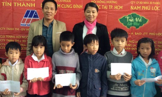 Ông Mai Quốc Bảo, Đại diện Công ty Trà Vả Lộc Mai tặng quà cho các em học sinh.