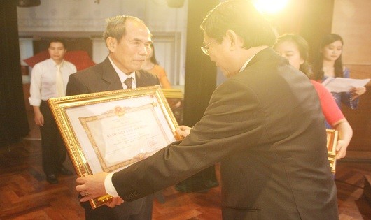 Lãnh đạo tỉnh Quảng Trị trao danh hiệu cho thân nhân các Bà mẹ Việt Nam anh hùng