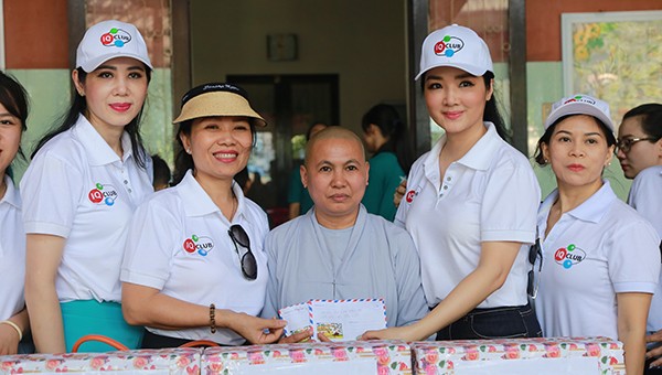 Hoa hậu Giáng My và Thiếu tá Nguyễn Thị Xuân Huệ, Trưởng phòng Quản lý Xuất nhập cảnh Công an Thừa Thiên Huế tặng quà tại chùa Đức Sơn 