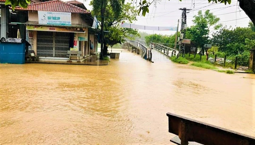 Do lượng mưa lớn, lũ từ thượng nguồn đổ về làm một số địa phương tại Quảng Ngãi đã bị ngập lụt, giao thông chia cắt.