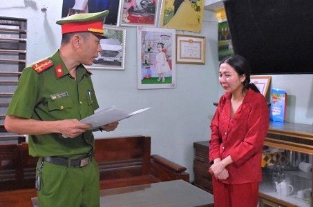 Lực lượng Công an đọc quyết định khởi tố đối với Thi Thị Thu Ái.