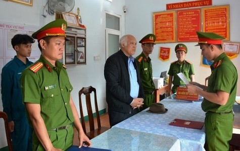 Cơ quan Cảnh sát điều tra Công an tỉnh Quảng Nam thi hành lệnh bắt tạm giam đối với Xa Văn Công.