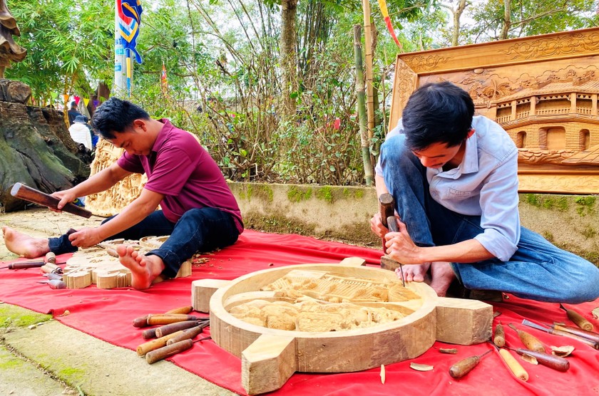 Du khách say đắm ngắm nhìn nghệ nhân trình diễn tinh hoa làng mộc 500 tuổi ảnh 11