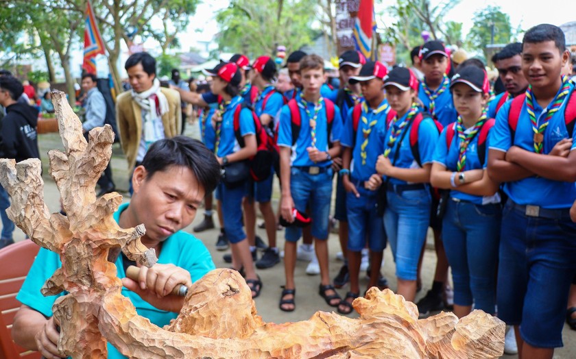 Du khách say đắm ngắm nhìn nghệ nhân trình diễn tinh hoa làng mộc 500 tuổi ảnh 12