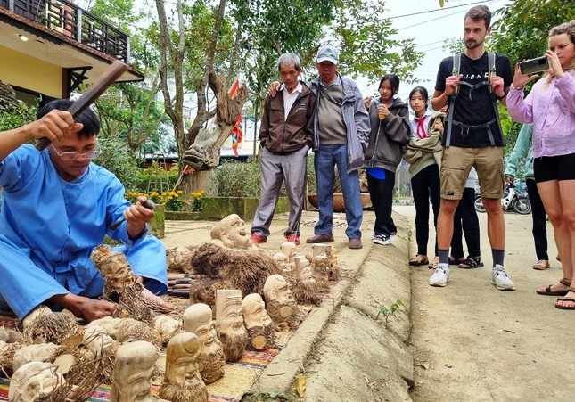 Du khách say đắm ngắm nhìn nghệ nhân trình diễn tinh hoa làng mộc 500 tuổi ảnh 5