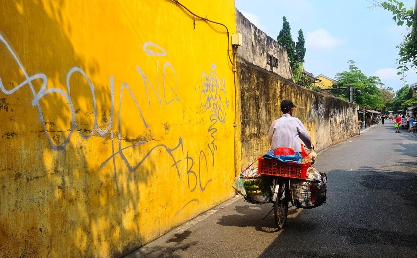 Bức tường nhà ở đường Hai Bà Trưng giáp với Trần Phú bị xịt sơn màu trắng, ghi xám, gây mất mỹ quan phố cổ.

