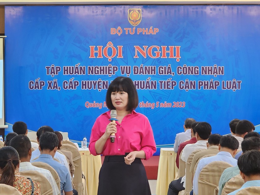 TS. Ngô Quỳnh Hoa, Phó Vụ trưởng Vụ PBGDPL (Bộ Tư pháp) giải đáp những khó khăn, vướng mắc.