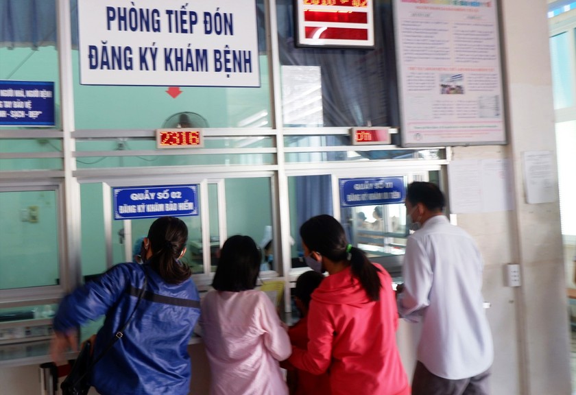 Người dân chờ mua thuốc tại các cơ sở y tế trên địa bàn Quảng Nam.