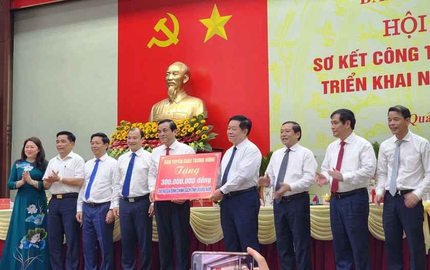 Bí thư Trung ương Đảng, Trưởng Ban Tuyên giáo Trung ương Nguyễn Trọng Nghĩa trao tặng 300 triệu đồng cho các hộ gia đình chính sách tỉnh Quảng Nam
