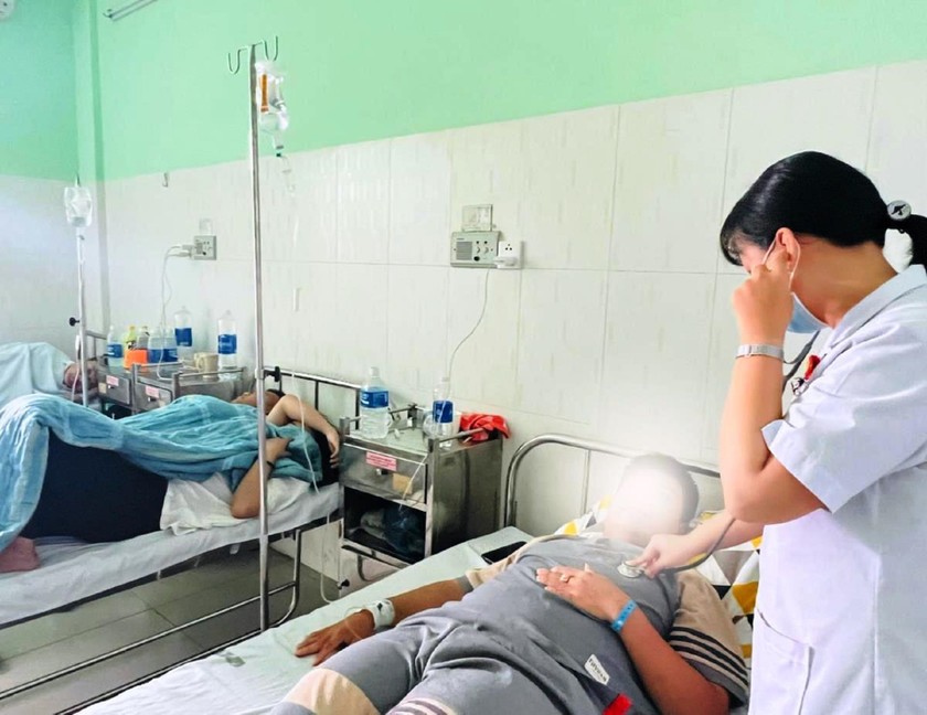 Bệnh nhân bị ngộ độc thực phẩm sau khi ăn bánh mì Phượng được điều trị tại Bệnh viện Vĩnh Đức.