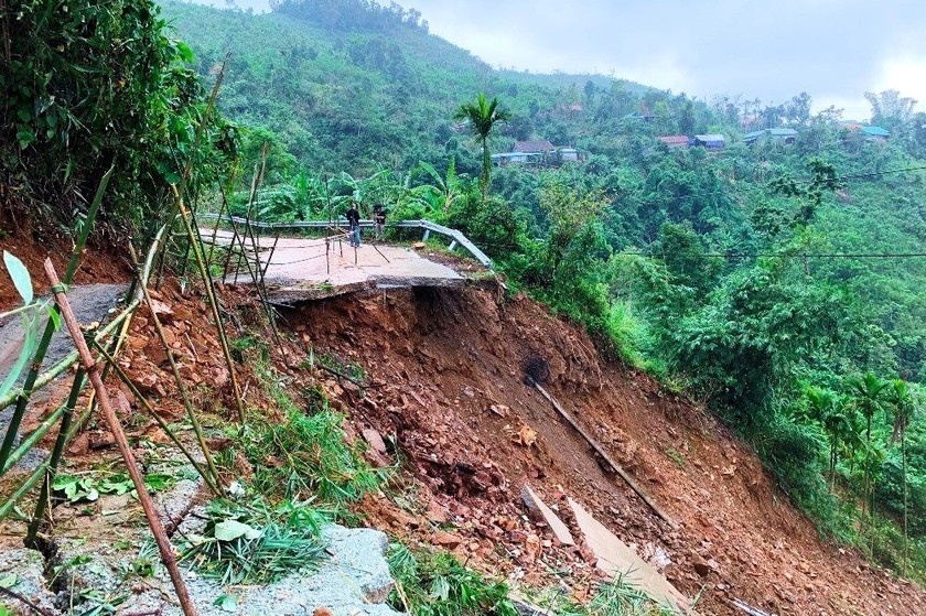 Tỉnh Quảng Ngãi vừa công bố 9 tình huống khẩn cấp về sạt lở núi, bờ sông, hư hỏng công trình do mưa