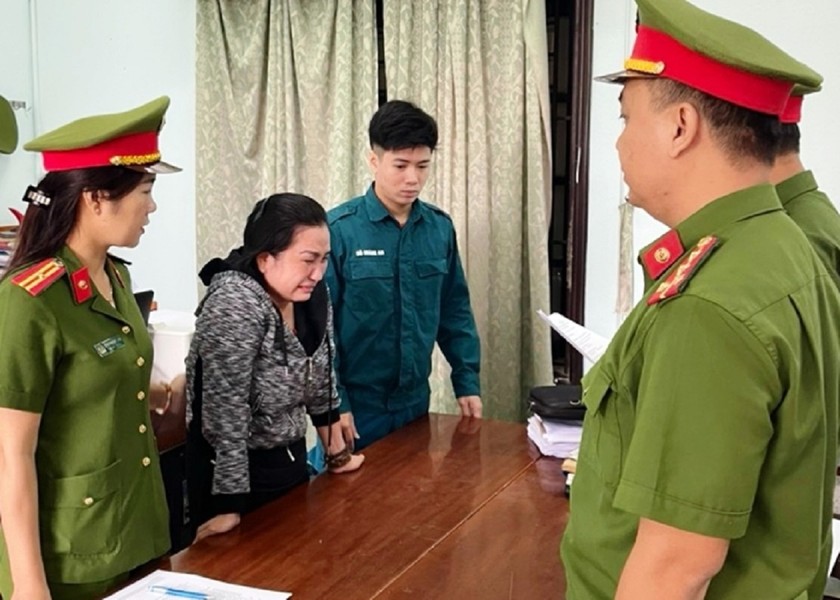 Cơ quan điều tra đọc lệnh bắt bị can để tạm giam đối với Trương Thị Tố Trinh.