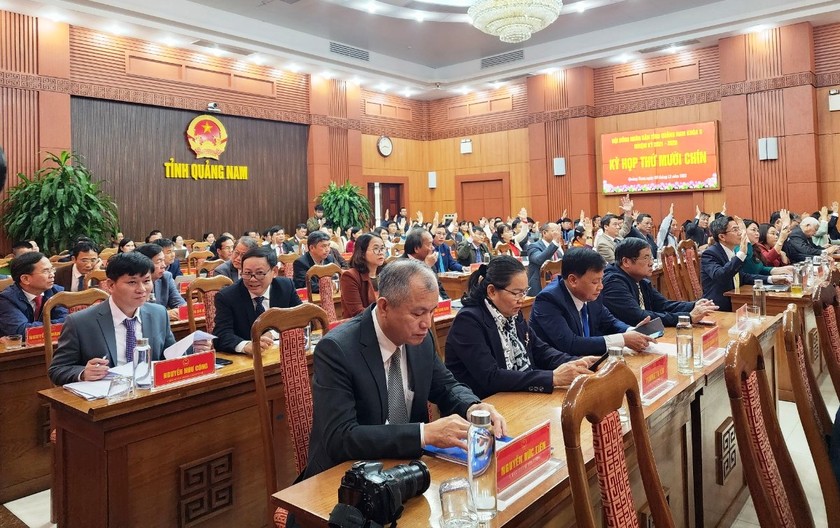 100% đại biểu tham dự đã đồng ý bãi nhiệm chức Phó Chủ tịch UBND tỉnh Quảng Nam đối với ông Trần Văn Tân.