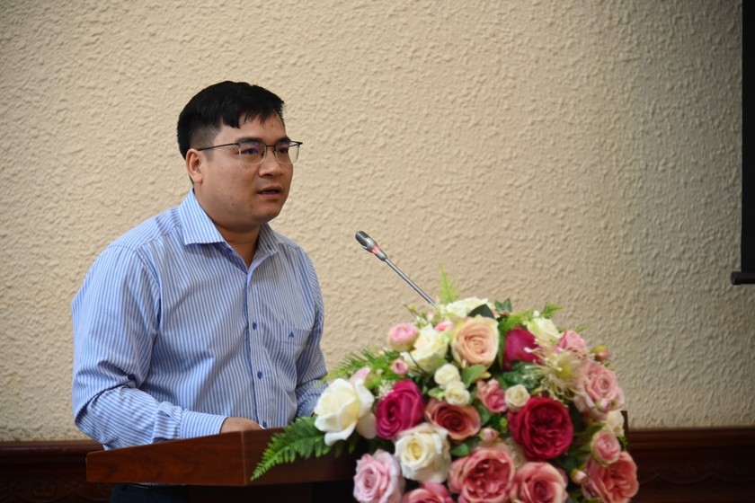 Phó Chánh Văn phòng Bộ Lê Tuấn Phong báo cáo về tình hình cung cấp dịch vụ công trực tuyến của Bộ Tư pháp.