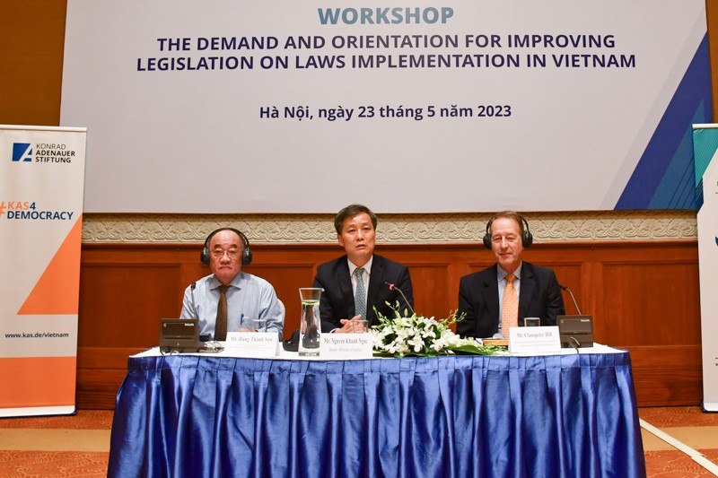 Thứ trưởng Nguyễn Khánh Ngọc (giữa) tham dự Hội thảo Nhu cầu và định hướng hoàn thiện pháp luật về tổ chức thi hành pháp luật ở Việt Nam.