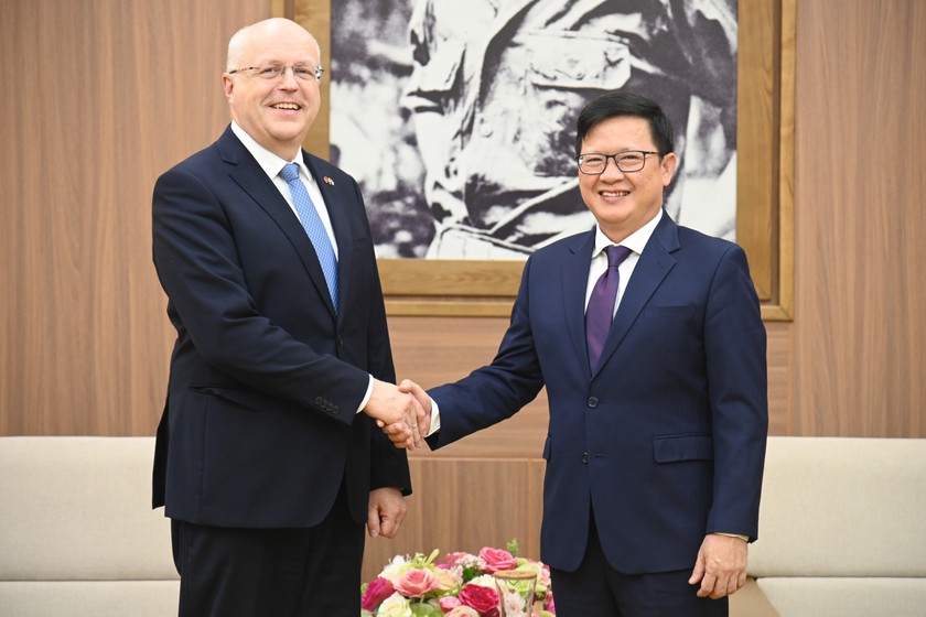 Thứ trưởng Bộ Tư pháp Mai Lương Khôi đã tiếp xã giao ông Keijo Norvanto, Đại sứ Đặc mệnh Toàn quyền Cộng hoà Phần Lan tại Việt Nam.