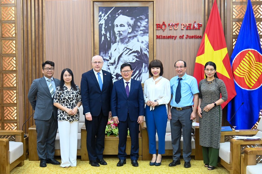 Thứ trưởng Mai Lương Khôi cùng lãnh đạo một số đơn vị thuộc Bộ chụp ảnh lưu niệm cùng Ngài Đại sứ.