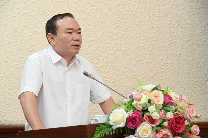 Đồng chí Nguyễn Kim Tinh báo cáo tại Hội nghị.