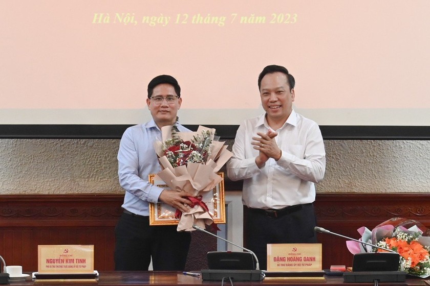 Đồng chí Nguyễn Hữu Huyên, Chi bộ Vụ Hợp tác quốc tế, thuộc Đảng bộ Bộ Tư pháp nhận Bằng khen của Đảng uỷ khối các cơ quan Trung ương vì “Hoàn thành xuất sắc nhiệm vụ” 05 năm liền (2018 – 2022).