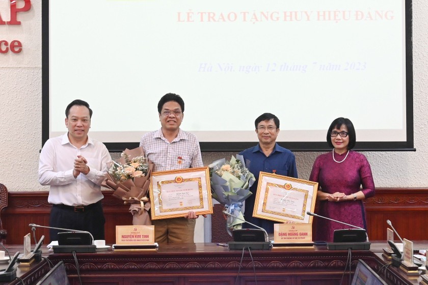 Đồng chí Đỗ Việt Hà, đồng chí Đặng Hoàng Oanh trao tặng Huy hiệu 40 năm và 30 năm tuổi Đảng cho các đồng chí Nguyễn Văn Toàn, Quách Đình Lực.