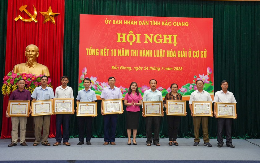Bà Lâm Thị Hương Thành trao Bằng khen của Chủ tịch UBND tỉnh cho tập thể, cá nhân có thành tích trong công tác hòa giải ở cơ sở.