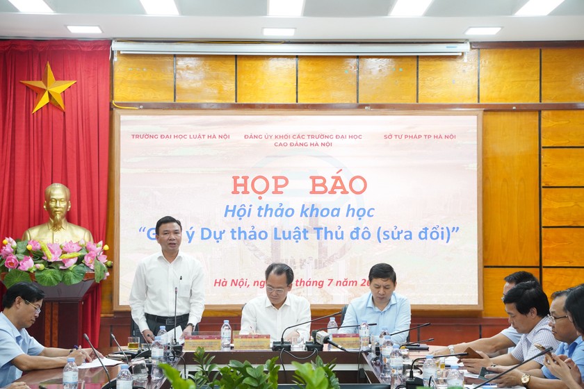 Ông Nguyễn Mạnh Hùng - Chủ tịch Hội đồng Trường Đại học Luật Hà Nội thông tin tại buổi họp báo.