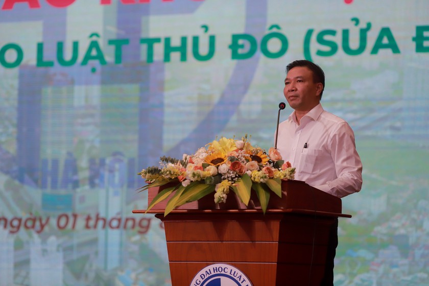 TS Chu Mạnh Hùng, Bí thư Đảng ủy, Chủ tịch Hội đồng trường Trường Đại học Luật Hà Nội trình bày tham luận tại Hội thảo.