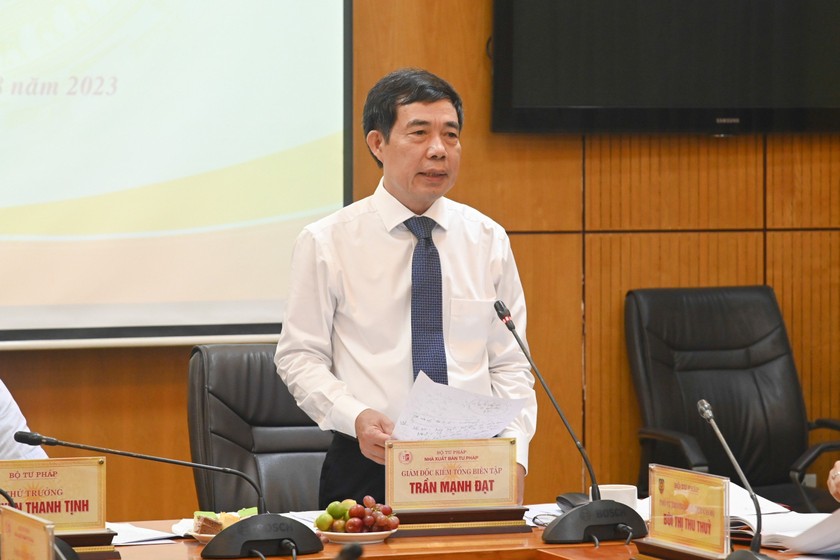 Giám đốc kiêm Tổng Biên tập Nhà xuất bản Tư pháp Trần Mạnh Đạt phát biểu tại Hội nghị.