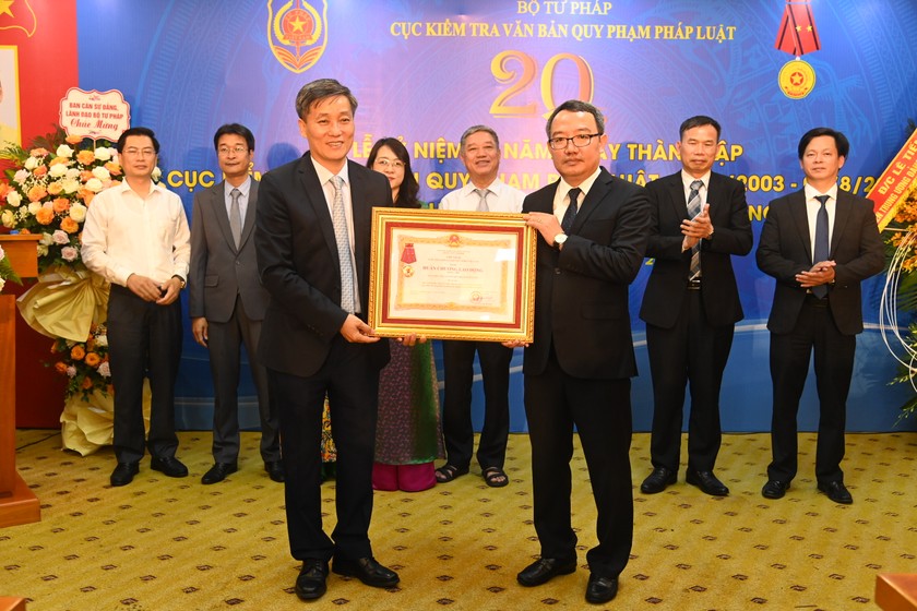 Thừa ủy quyền của Chủ tịch nước, Thứ trưởng Nguyễn Khánh Ngọc trao Huân chương lao động Hạng Nhì cho Cục Kiểm tra VBQPPL.
