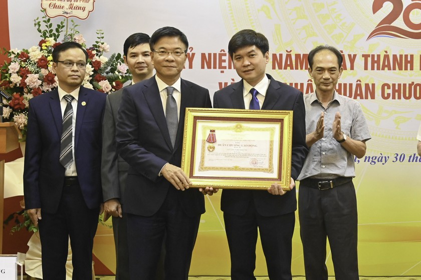 Thừa uỷ quyền của Chủ tịch nước, Bộ trưởng Lê Thành Long trao Huân chương Lao động hạng Ba cho Cục Công nghệ thông tin.