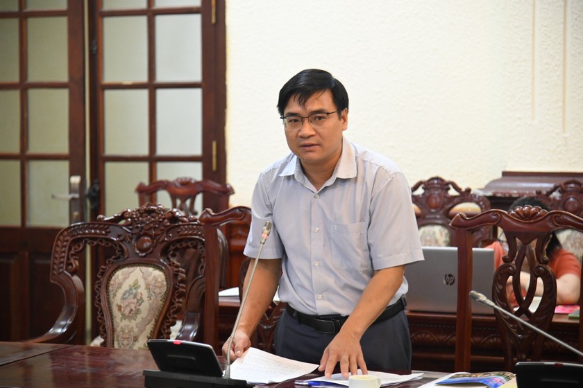 Phó Chánh Văn phòng Bộ Lê Tuấn Phong báo cáo tại cuộc họp.