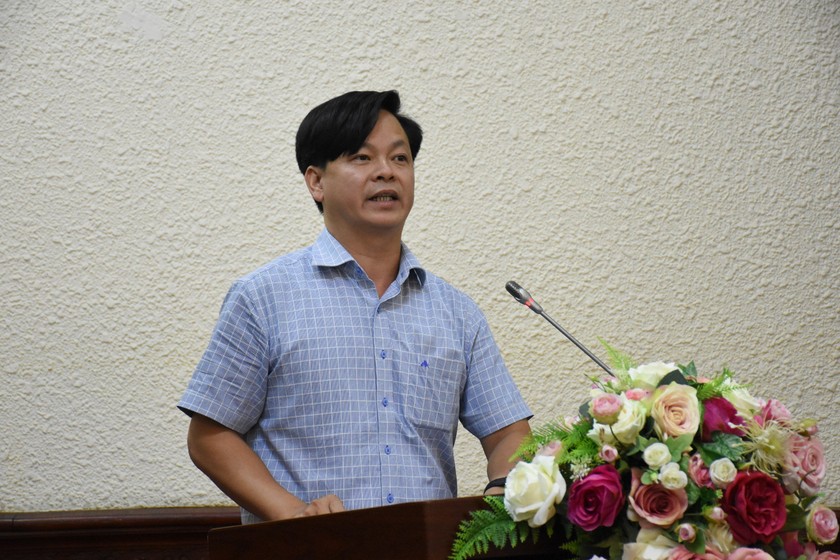 Ông Nguyễn Duy Thắng, Phó Cục trưởng Cục Kiểm tra VBQPPL báo cáo tại cuộc họp.