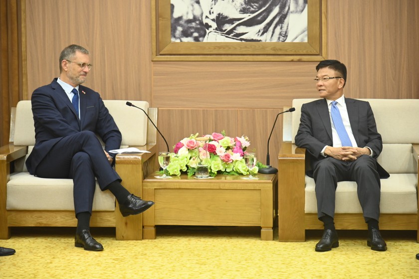 Bộ trưởng Bộ Tư pháp Lê Thành Long tiếp xã giao Ngài Olivier Brochet, Đại sứ đặc mệnh toàn quyền Cộng hòa Pháp tại Việt Nam.