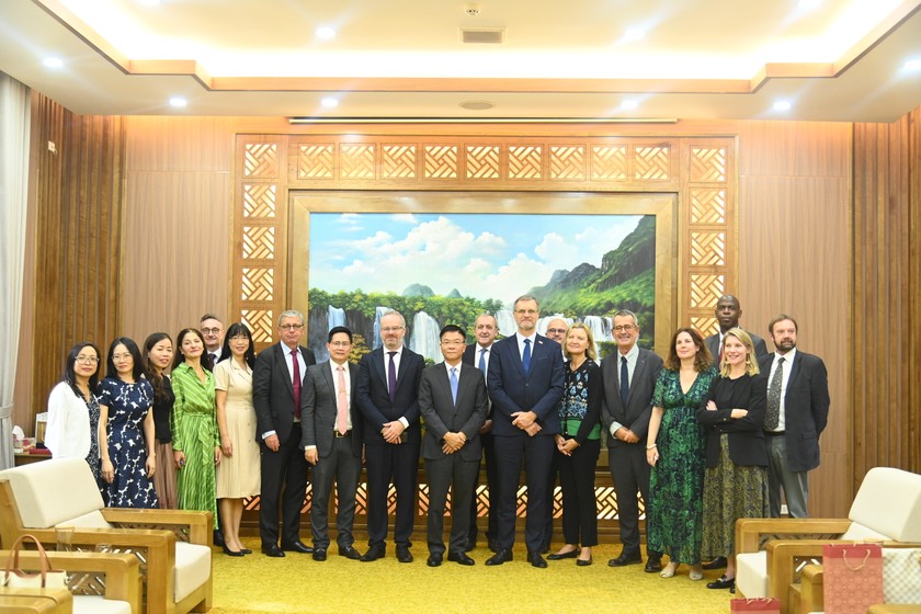 Bộ trưởng Lê Thành Long chụp ảnh lưu niệm cùng Ngài Olivier Brochet, Đại sứ đặc mệnh toàn quyền Cộng hòa Pháp tại Việt Nam.