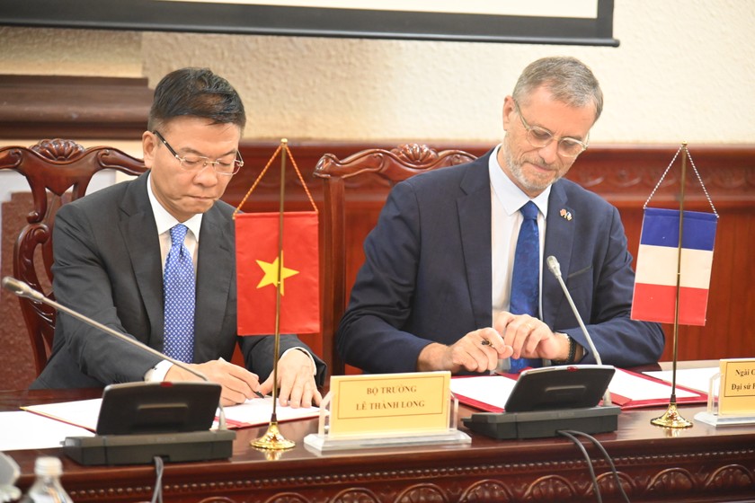Nhân dịp này, Bộ trưởng Lê Thành Long và Ngài Đại sứ Olivier Brochet ký kết Kế hoạch hợp tác hai năm giai đoạn 2024 - 2025.