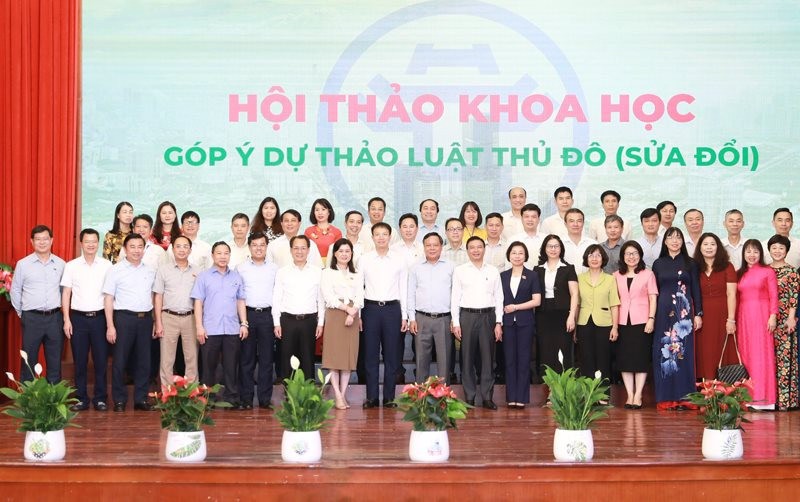 Lãnh đạo trường chụp ảnh cùng ông Nguyễn Văn Phong, Phó Bí thư Thành uỷ Hà Nội và đại biểu dự Hội thảo khoa học Góp ý dự thảo Luật Thủ đô (sửa đổi).