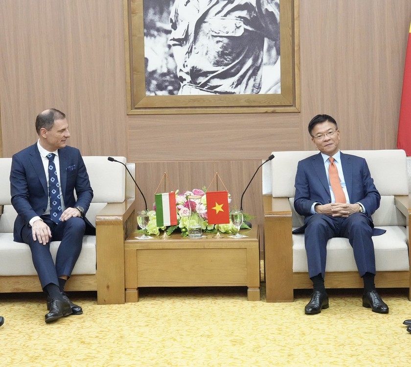 Bộ trưởng Lê Thành Long tiếp xã giao giao Bộ trưởng Tư pháp Hungary Tuzson Bence.
