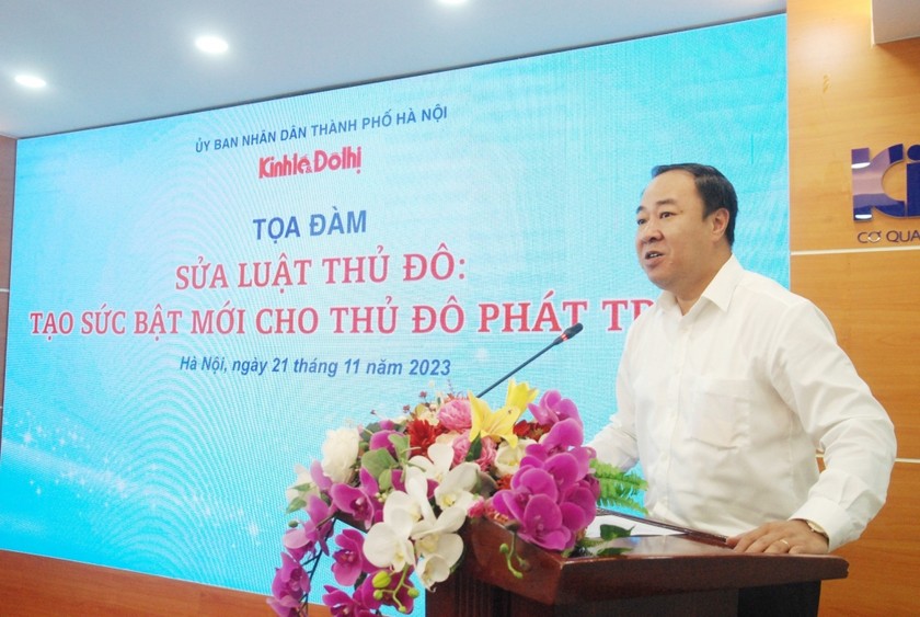 Ông Nguyễn Xuân Khánh - Phó Tổng Biên tập báo Kinh tế và Đô thị phát biểu khai mạc tọa đàm.