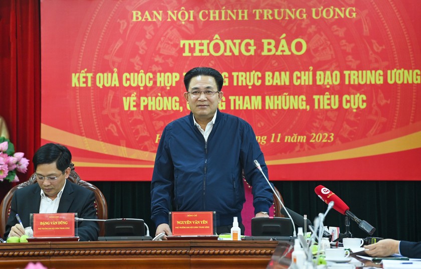 Phó Trưởng Ban Nội chính Trung ương Nguyễn Văn Yên thông tin tại cuộc họp.