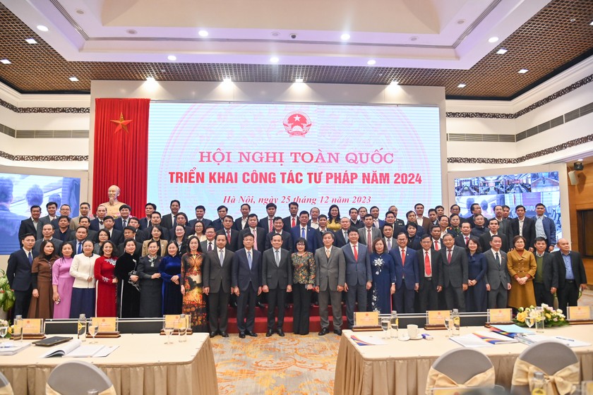 Phó Thủ tướng Trần Lưu Quang chụp ảnh lưu niệm cùng Lãnh đạo Bộ Tư pháp và lãnh đạo các bộ, ngành liên quan.
