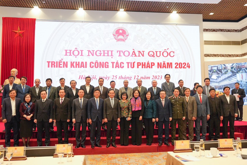 Phó Thủ tướng Trần Lưu Quang chụp ảnh lưu niệm cùng Lãnh đạo Bộ Tư pháp và lãnh đạo các bộ, ngành tham dự Hội nghị.