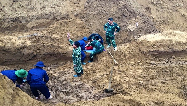 Đội quy tập hài cốt liệt sỹ 584 tiến hành cất bốc các hài cốt liệt sỹ tại khu vực gần sông Thạch Hãn trong một đợt tìm kiếm trước đó