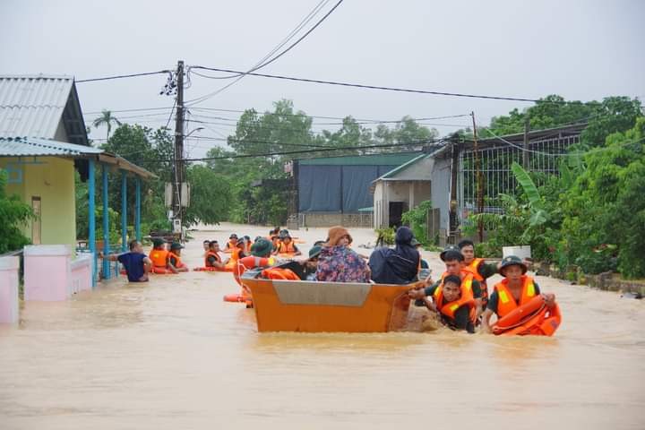 Di dời người dân tại các khu vực ngập lụt đến nơi an toàn