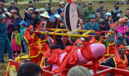 Cận cảnh “của quý” trong lễ hội ở Lạng Sơn